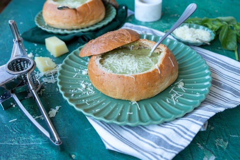 תמונה ראשית מרק ירוק חלבי, קרמי ועשיר מוגש בקערית לחם לימי החורף