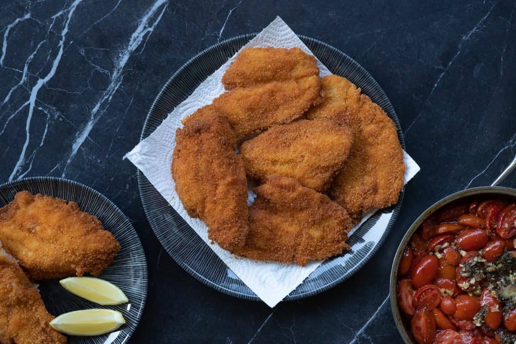 תמונה ראשית דג סול מטוגן ורוטב עגבניות שרי
